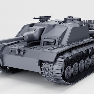 Op de afbeelding: Een grijs model van een tank met een lange loop en gedetailleerde rupsbanden. De tank heeft een laag profiel en een kanon bovenop. Het model staat tegen een effen witte achtergrond.