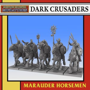 Op de afbeelding: Een verzameling grijze miniatuurfiguren van bereden krijgers, met de labels "Dark Crusaders" en "Marauder Horsemen". De figuren zitten op paarden, met diverse wapens en schilden. Het product is van "Monstrous Encounters Miniatures".