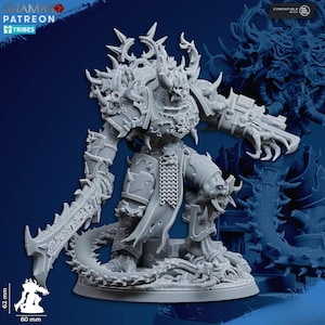 Könnte beinhalten: Eine hellgraue Resin-Miniatur einer gehörnten Kriegerfigur auf einem runden Sockel. Die Figur trägt eine stachelige Rüstung, ein Totenkopfmotiv, eine lange gezackte Klinge und einen Schwanz. Eine Skala zeigt 62 mm Höhe und 60 mm Basis an.