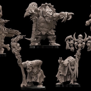 Pode incluir: Um conjunto de cinco miniaturas de fantasia em tons de castanho, sem pintura, representando criaturas semelhantes a orcs em várias poses. As figuras apresentam armaduras, armas e acessórios detalhados, incluindo crânios, cajados e chifres, montados em bases circulares pretas.