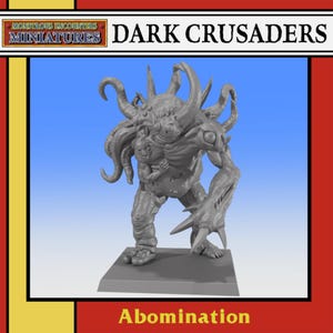 Könnte beinhalten: Graue Miniaturfigur einer Abomination aus der Dark Crusaders-Serie. Die Kreatur hat mehrere Tentakel, Hörner und scharfe Krallen. Die Figur steht auf einem quadratischen Sockel, mit dem Text "Abomination" unten.