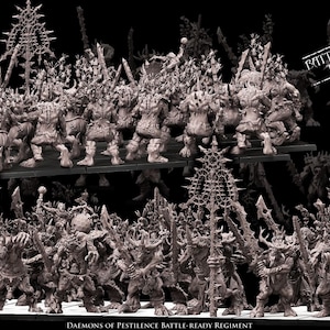 Pode incluir: Uma coleção de figuras em miniatura, provavelmente para jogos de tabuleiro, apresentando uma horda de criaturas humanoides grotescas. As figuras são detalhadas com armaduras e armas pontiagudas e estão dispostas sobre uma superfície preta. O texto na imagem diz "Battle-Ready Troops".