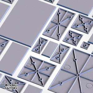 Può includere: Una collezione di tessere da gioco in resina grigio chiaro non verniciate in varie dimensioni rettangolari e quadrate. Ogni tessera presenta un motivo geometrico in rilievo di linee intersecanti e nodi circolari, con il logo Txarli Factory impresso su alcune.