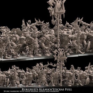 Op de afbeelding: Een verzameling van 30 onbeschilderde grijze plastic ork-krijger miniaturen, voorzien van diverse handwapens, schilden en oorlogsbogen. De figuren staan in rijen opgesteld, met een centrale vaandeldrager die een stok met een schedel vasthoudt.