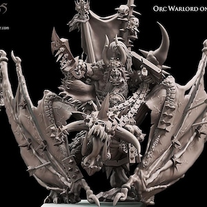 Op de afbeelding: Gedetailleerde sculptuur van een Orc Warlord die op een Wyvern rijdt, met de tekst "Orc Warlord on Wyvern". De figuren zijn grijs, met ingewikkelde details zoals hoorns, pantser en wapens. De Wyvern heeft grote vleugels en is doorboord met pijlen.