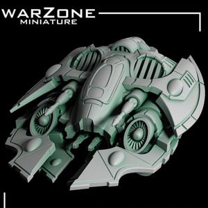 Può includere: Un modello di navicella spaziale verde chiaro con dettagli intricati, tra cui più motori, un abitacolo e vari componenti angolari. Il testo "WARZONE MINIATURE" è visualizzato in alto a sinistra. Il modello è su sfondo nero.