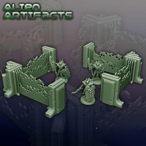 Può includere: Figurine in miniatura e strutture a muro verdi. Le figurine sono umanoidi con armature e armi dettagliate. Le pareti hanno un design geometrico e usurato. Il testo "ALIEN ARTIFACTS" è visualizzato in verde sopra le strutture.