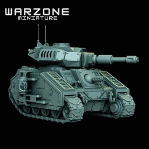 Könnte beinhalten: Ein grauer Miniaturpanzer mit langem Lauf und mehreren Antennen. Der Panzer hat detaillierte Ketten und einen Turm mit Lüftungsschlitzen. Der Text "WARZONE MINIATURE" wird oben im Bild angezeigt.