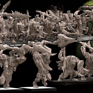 Op de afbeelding: Een verzameling ongeverfde grijze plastic miniatuur ork-figuren in dynamische gevechtshoudingen, elk gewapend met grote slagwapens. De figuren hebben gedetailleerde spieren, slagtanden en primitieve bepantsering. De tekst Avatars of War is zichtbaar.