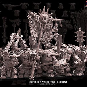 Könnte beinhalten: Eine Sammlung detaillierter, grauer Iron Orcs-Miniaturen, die verschiedene Posen und Waffen zeigen. Die Figuren sind Teil eines mehrteiligen Regiments, mit einem Banner und zusätzlichen Waffenoptionen. Der Text "Iron Orcs Multi-Part Regiment Assembly Example" ist enthalten.