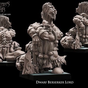 Könnte beinhalten: Eine hellbraune Harzminiatur eines Dwarf Berserker Lord mit hohem Irokesenschnitt, langem geflochtenem Bart und muskulösem Körperbau. Die Figur steht auf einem quadratischen Sockel und hält eine Axt. Text: Avatars of War und Dwarf Berserker Lord.