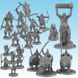 Op de afbeelding: Een verzameling grijze onbeschilderde miniatuurfiguurtjes met diverse gepantserde krijgers, ruiters op beestachtige wezens, kleine goblin-achtige figuren en een grote centrale reus die een zware zuil boven het hoofd houdt.