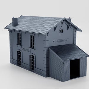 Peut inclure: Modèle gris d'un bâtiment à deux étages avec un toit en pignon, une cheminée et une petite structure attenante. Le bâtiment comporte plusieurs fenêtres cintrées et le texte "BERKERSHEIM" est visible sur la façade.