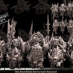 Puede incluir: Imagen en sepia de Jinetes de Jabalíes Orcos, tropas listas para la batalla. La imagen presenta múltiples figuras de orcos montados en jabalíes, armados con lanzas, espadas y escudos. El texto "BATTLE-READY TROOPS" es visible.