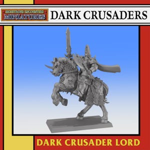 Può includere: Figurina in miniatura grigia di un Signore Crociato Oscuro a cavallo. Il cavaliere indossa un'armatura dettagliata e brandisce una spada e un'ascia. La figura è su uno sfondo sfumato blu. I testi "DARK CRUSADERS" e "DARK CRUSADER LORD" sono visibili.