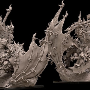 Peut inclure: Figurine miniature grise détaillée d'une créature fantastique avec de grandes ailes épineuses et une armure. La figurine tient une grande arme et est montée sur une bête. Le logo Avatars of War est visible.