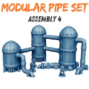 Può includere: Un set di tubi modulari blu chiaro, con il testo "MODULAR PIPE SET ASSEMBLY 4" in arancione e nero. Il set include diverse strutture cilindriche collegate da tubi curvi, con miniature.