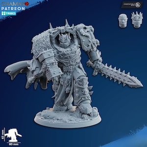 Op de afbeelding: Een grijze hars miniatuurfiguur van een krijger in zwaar pantser met stekels, met een grote hamer en een gekarteld zwaard. Het figuur heeft een met bont gevoerde schouderplaat, schedelversieringen en een cape. Inclusief twee verwisselbare hoofden.