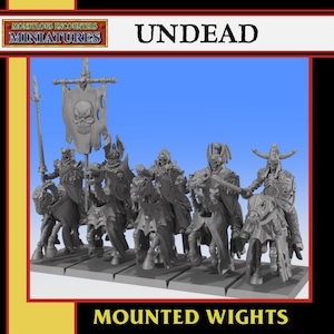 Könnte beinhalten: Eine Sammlung grauer Miniaturfiguren mit der Aufschrift "Undead" und "Mounted Wights". Die Figuren zeigen skelettartige Krieger auf Pferden, einige halten Waffen und Banner. Das Banner zeigt ein Totenkopf-Design. Das Produkt stammt von "Monstrous Encounters Miniatures".