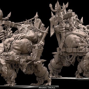 Op de afbeelding: Een gedetailleerde, grijstinten sculptuur van een Mama Troll zittend op een troon gedragen door twee gehoornde wezens. De troon is versierd met schedels en wapens. De tekst "MAMA TROLL" is inbegrepen.