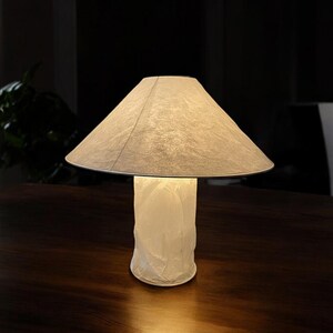 Lampada da terra in lino - Lampada da tavolo Japandi, Lampada da tavolo giapponese con illuminazione in carta di riso, Lampada da tavolo ambientale, Lampada da comodino vintage - 'Vera'