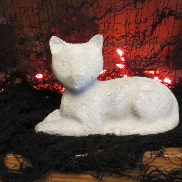 Chat d'Halloween couché en papier mâché inachevé