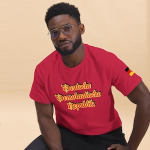 DDR T-Shirt – “Deutsche Demokratische Republik” Front Print – East German Flag Sleeve – Cold War Retro Style