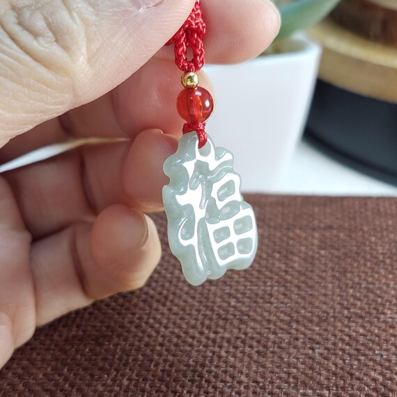 幸運を意味する中国語「福」の彫りの深い天然翡翠のペンダントと