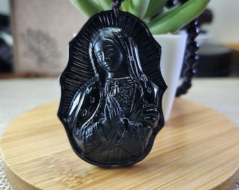 Ciondolo in giada nera naturale non trattata raffigurante la Vergine Maria, ben realizzato, con collana di perle di agata.