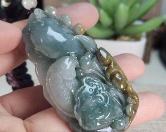 Ciondolo in giada naturale di grado A certificato, raffigurante un pesce loto e un Ruyi. Elegante intaglio in giada giallo-verde, amuleto portafortuna cinese, regalo per collezionisti.
