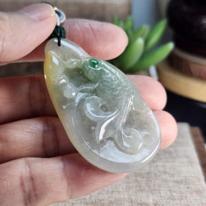 Halsband av genomskinlig jade, fisk och lotus, klass A: Obehandlat halsband av jade typ A