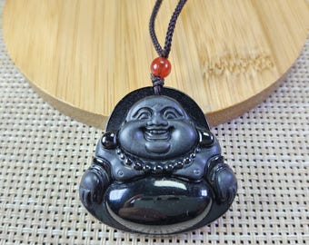 Ciondolo in giada nera naturale non trattata con simbolo del Buddha sorridente, ben realizzato, con collana regolabile in corda.