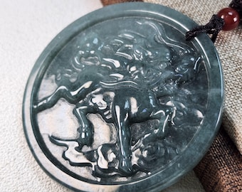 Il ciondolo in giada giadeite naturale verde non trattata, Kirin o Qilin 麒麟 di forma rotonda assorbe denaro con cordino per collana
