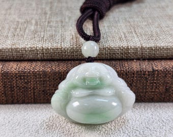 Ciondolo in giada di grado A con volto sorridente di Buddha, realizzato con cura e non trattato, con cordino per collana.