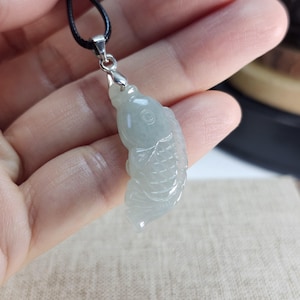 Söt liten och fin 3D-fisk, välskuren, obehandlad naturlig typ A jadeit-jadehänge med PU-halsband