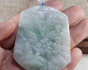 Bellissimo pendente in giada giadeite naturale non trattata con motivo paesaggistico e grazioso cordino per collana.