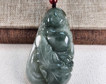 Ciondolo in giada verde scuro naturale non trattato, raffigurante un Buddha sorridente e benedetto, con cordino per collana.