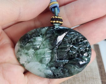 Bellissimo motivo paesaggistico, ciondolo in giada giadeite naturale non trattata di colore verde con grazioso cordino per collana