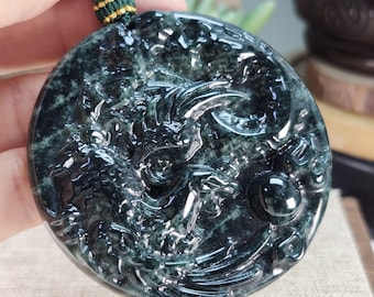 Collana con ciondolo in giada naturale non trattata di grado A, forma rotonda, ben intagliata, raffigurante un drago e una fenice.