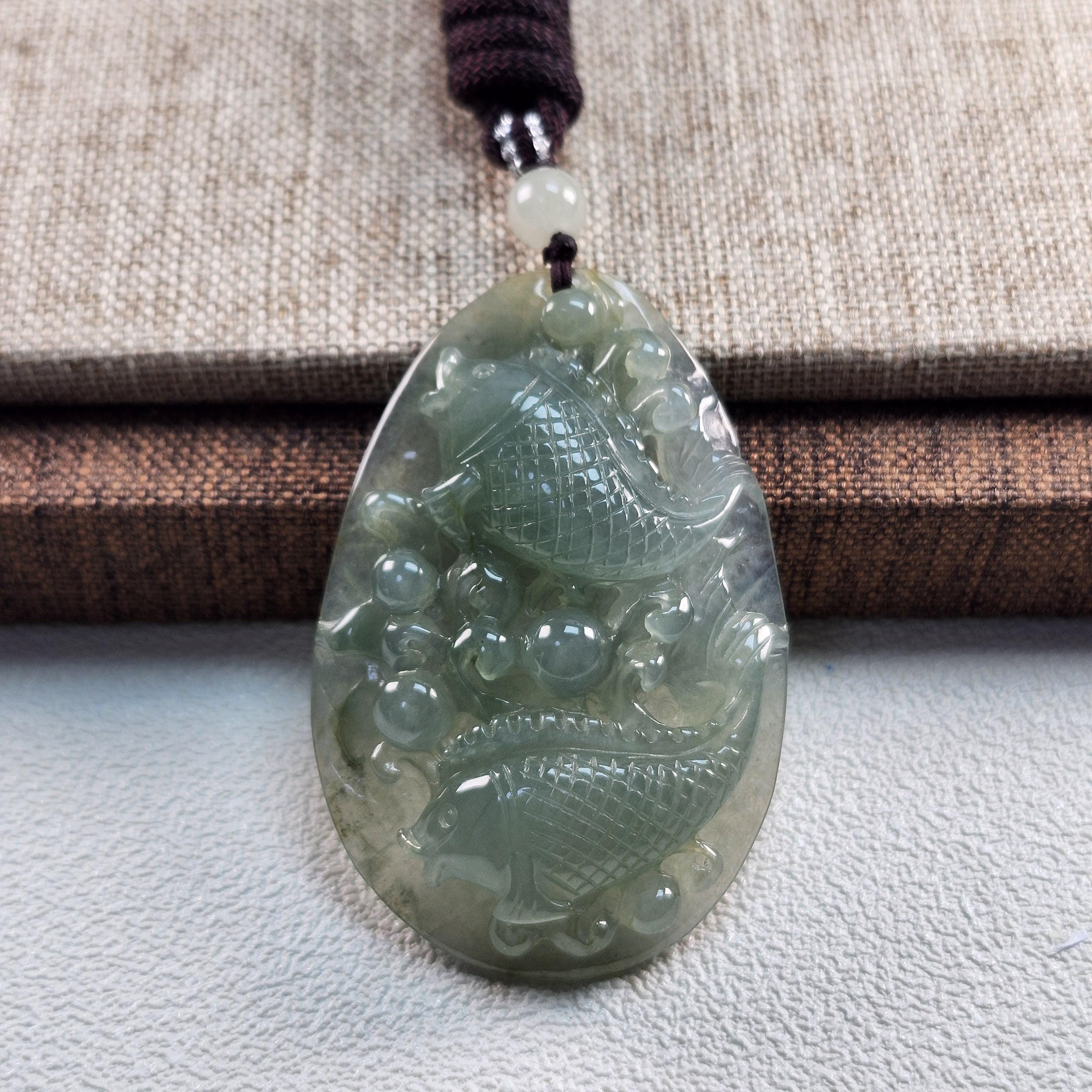 アクセサリー 天然翡翠 ネックレス 魚モチーフ 彫刻 ペンダント