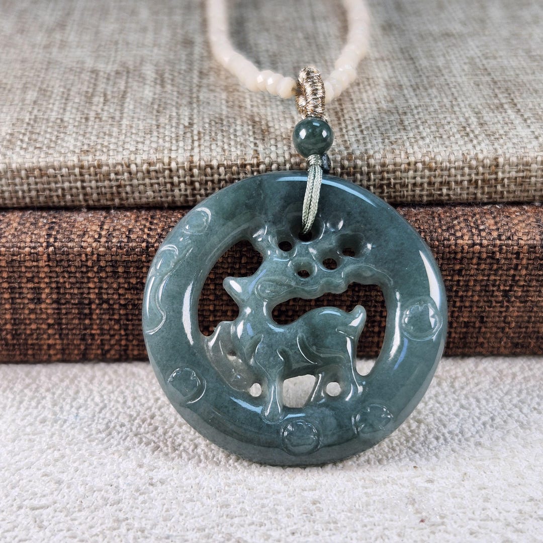 グレードA翡翠中空デザイン美しい鹿未処理天然翡翠ラウンドペンダント