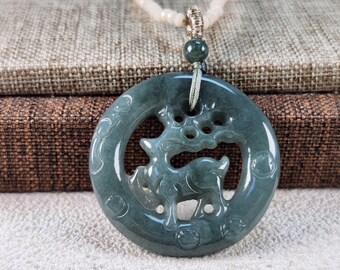 グレードA翡翠中空デザイン美しい鹿未処理天然翡翠ラウンドペンダント