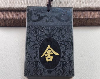 Ciondolo bifacciale in giada nefrite naturale con calligrafia cinese “舍” e “得”, collana amuleto in giada