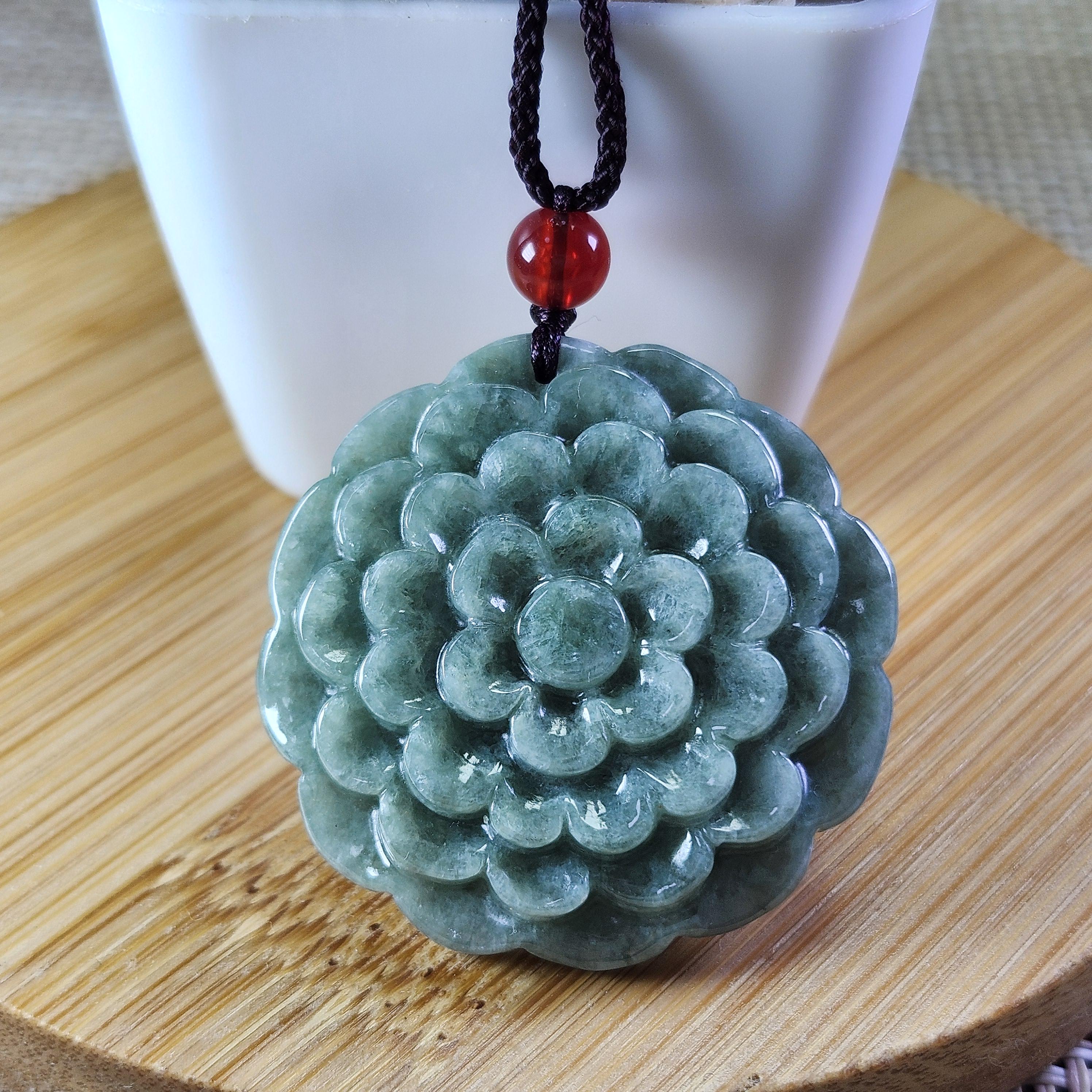 咲き誇る花の形をした未処理の天然翡翠ペンダント。調節可能な