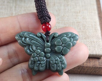 Bellissimo ciondolo in giada naturale non trattata e ben scolpito a forma di farfalla con grazioso cordino per collana