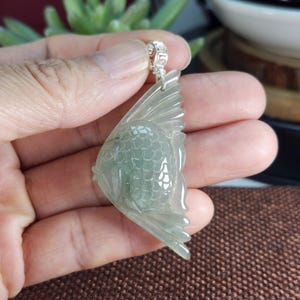 Schöne kleine und min 3D Fisch gut geschnitzte unbehandelte natürliche Art A Jadeit Jade Anhänger, Halskette Kordel