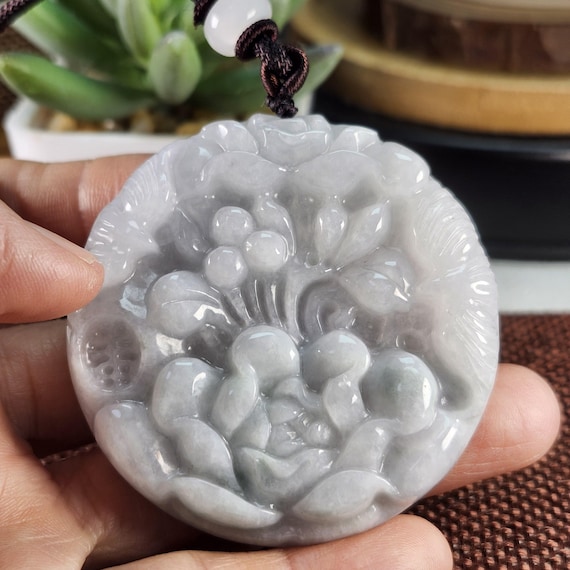 翡翠の花の彫刻が施された未処理の天然翡翠ペンダント、ネックレス 