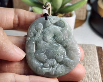 よく彫られた虎の未処理天然天然翡翠ペンダント、ネックレスコード付き
