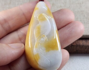 Pappagallo ben scolpito su forma grezza di giadeite, ciondolo in giada naturale non trattata con graziosa collana