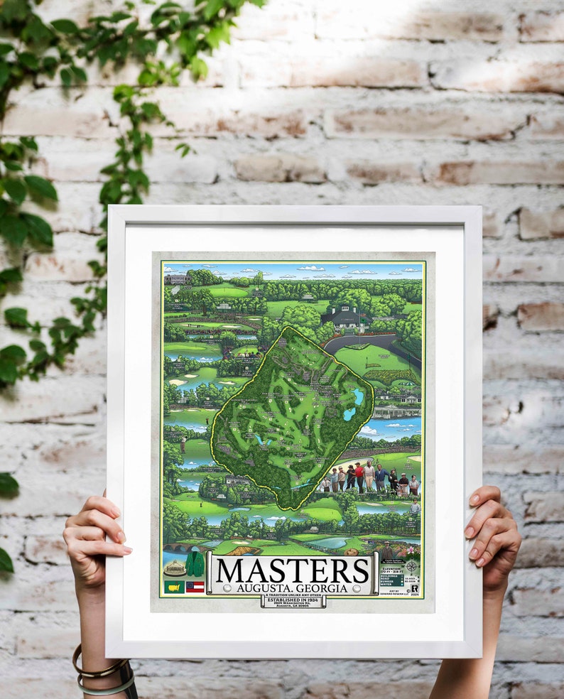 Peut inclure: Une illustration encadr&eacute;e de l'Augusta National Golf Club, qui accueille le tournoi des Masters. L'illustration montre le trac&eacute; du parcours, y compris les fairways verts embl&eacute;matiques et le club-house. Le texte "MASTERS AUGUSTA, GEORGIA ESTABLISHED IN 1934" est imprim&eacute; en bas de l'illustration.